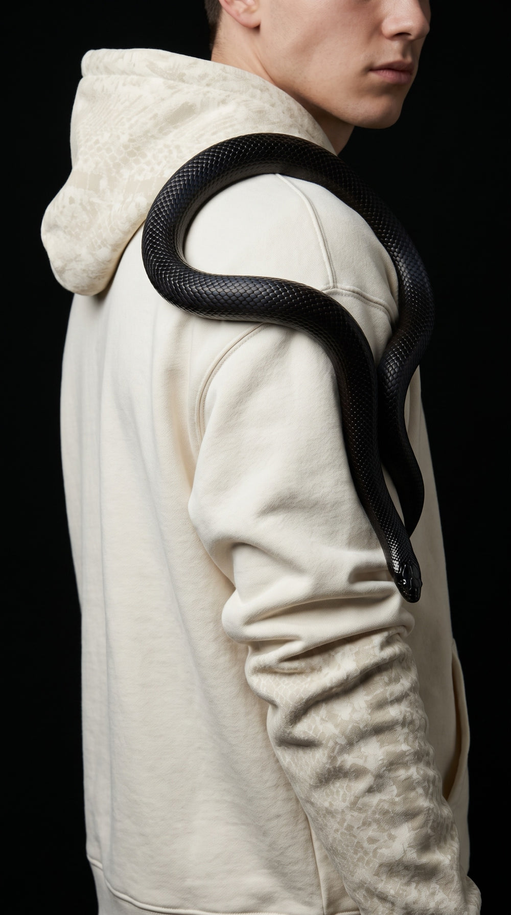 Perfil de la sudadera Trinova: hombro caído, capucha de doble capa con el degradado de escamas y el estampado subiendo desde el puño