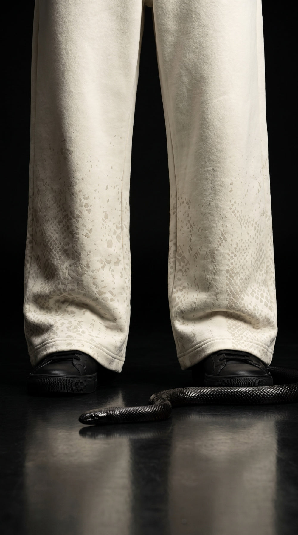 Bajo del pantalón wide leg Trinova con el degradado de escamas de serpiente en marfil sobre marfil